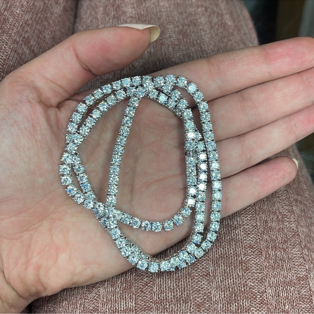 Elegant Silver Necklace - Picture 2 of 2